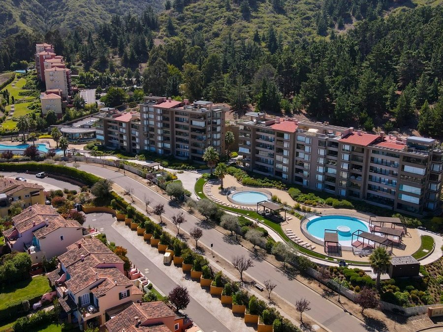 Vista aérea del conjunto Costa Quintay con piscinas y paisajismo